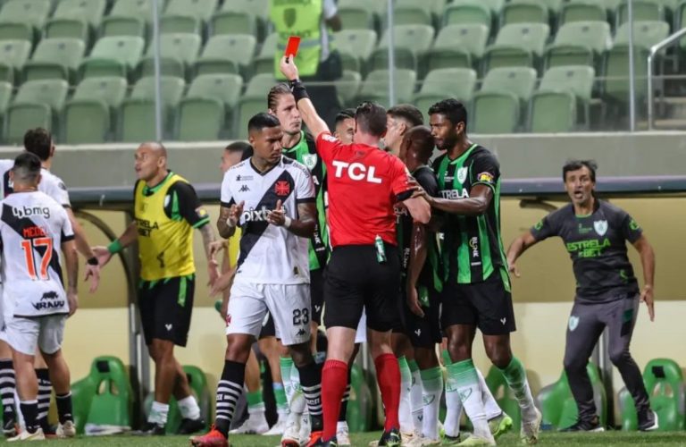Expulsão de Iago Maidana em América-MG x Vasco