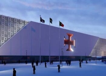 Fachada de São Januário com a Cruz de Malta iluminada