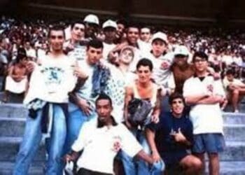 Integrantes da Força Jovem do Vasco e da Mancha Verde, do Palmeiras, no Maracanã, na década de 80