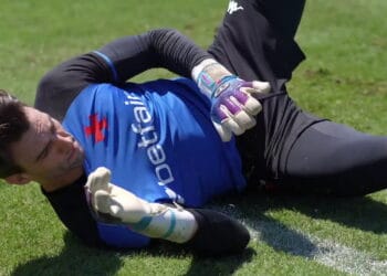 Goleiro do Vasco no gramado durante treino ou jogo.
