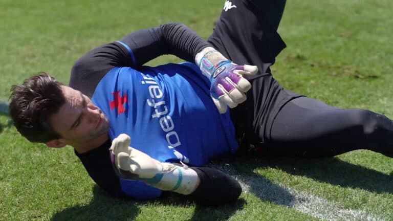 Goleiro do Vasco no gramado durante treino ou jogo.