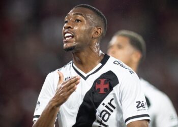 Rayan comemora gol diante do Flamengo e ressalta dedicação pelo Vasco: “Nunca me esforcei tanto”