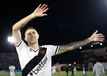 Jogador do Vasco comemorando no estádio.