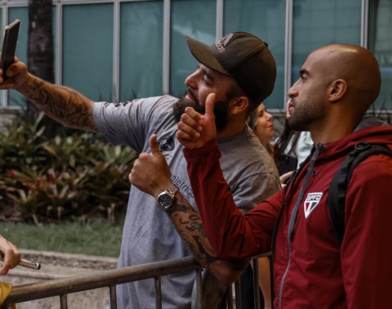 - Jogador com camiseta do Vasco tira selfie com torcedor.