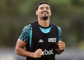 Gabriel Dias corre no CT Moacyr Barbosa