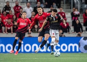 Gabriel Pec em ação pelo Vasco contra o Athletico-PR