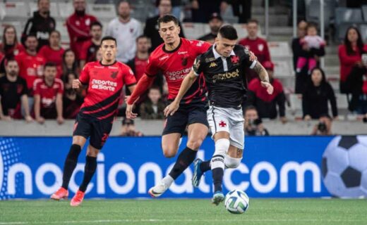 Gabriel Pec em ação pelo Vasco contra o Athletico-PR