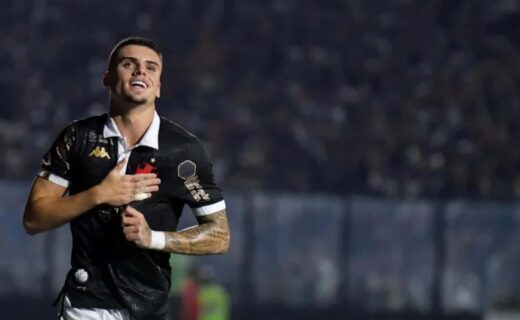 Gabriel Pec celebra gol pelo Vasco