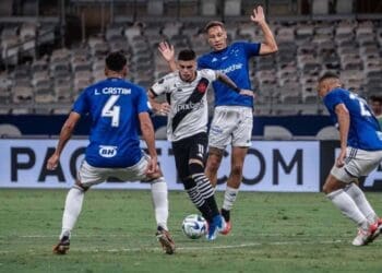 Gabriel Pec em ação pelo Vasco contra o Cruzeiro