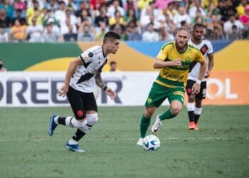 Gabriel Pec em ação pelo Vasco contra o Cuiabá