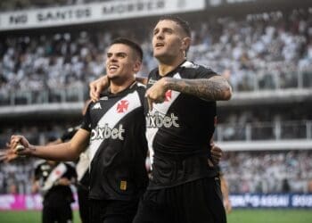 Gabriel Pec e Vegetti comemorando gol pelo Vasco