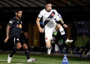 Gabriel Pec em ação pelo Vasco contra o Red Bull Bragantino