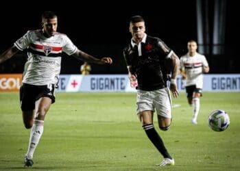 Gabriel Pec em ação pelo Vasco contra o São Paulo