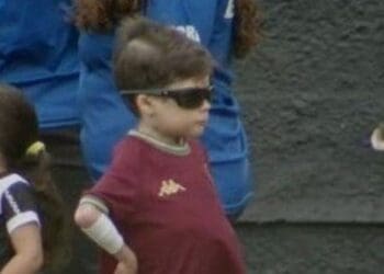 Gui, jovem torcedor do Vasco, chama atenção em jogo do time feminino