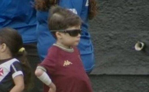 Gui, jovem torcedor do Vasco, chama atenção em jogo do time feminino