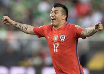 Gary Medel celebra gol pela Seleção do Chile