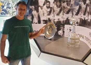 Carlos Germano na sala de troféus do Vasco