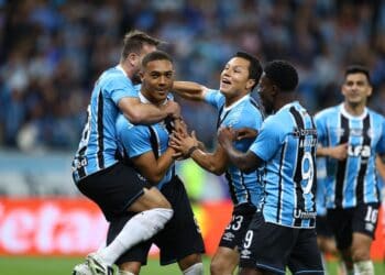 Jogadores do Vasco comemorando gol em campo.