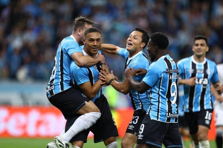 Jogadores do Vasco comemorando gol em campo.