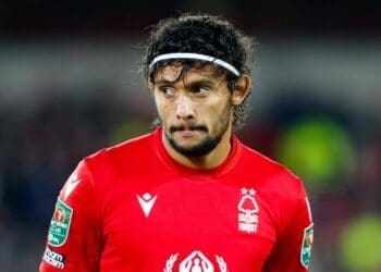 Gustavo Scarpa defende o Nottingham Forest, da Inglaterra