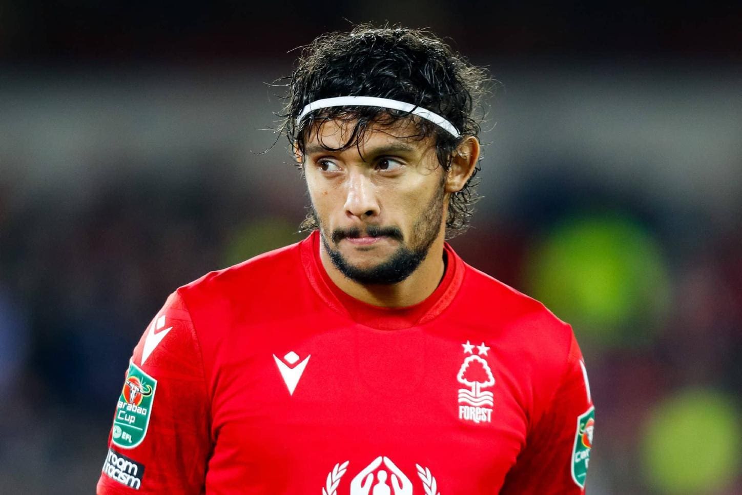 Gustavo Scarpa defende o Nottingham Forest, da Inglaterra