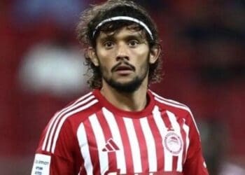 Gustavo Scarpa em campo pelo Olympiacos, da Grécia