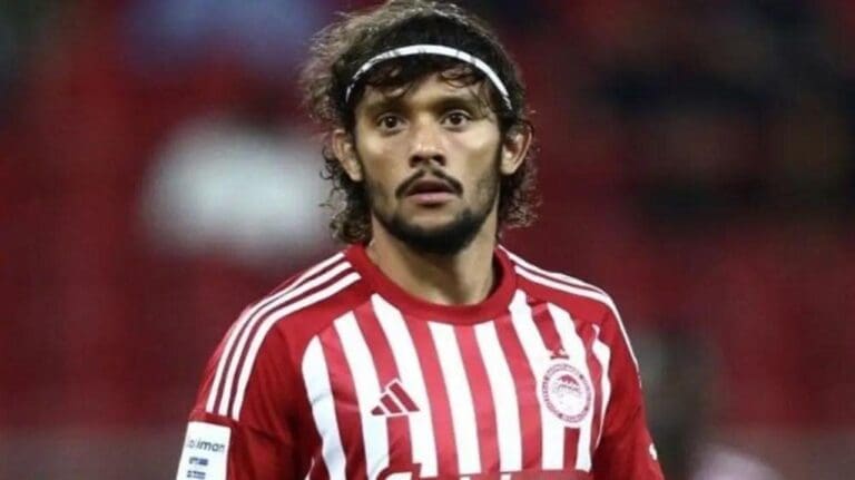 Gustavo Scarpa em campo pelo Olympiacos, da Grécia