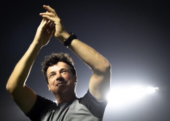 Diniz comemora triunfo do Vasco e foca no confronto com o Botafogo: “Rival bastante resistente”