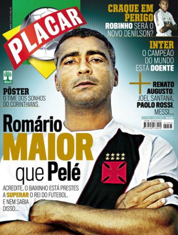 Romário com braços cruzados e expressão séria.