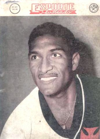 Jovem jogador de futebol sorrindo, em preto e branco.