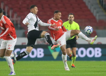 Afastamento do árbitro solicitado pelo Vasco após expulsão de Léo Jardim