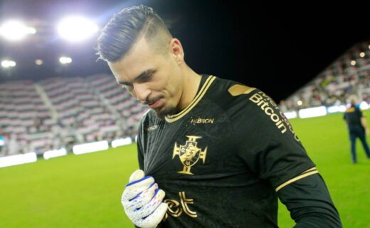 Ivan comemora estreia pelo Vasco