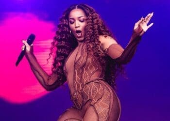 Iza, cantora e torcedora do Vasco da Gama (