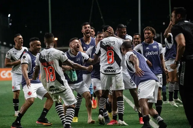 jair-comemora-gol-contra-o-america-mg_b6bfmxh-jpg-650x0_q95_crop Jair comemora gol contra o América-MG