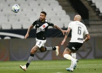 Jair em ação pelo Vasco contra o Corinthians