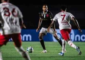 Jair durante jogo contra o Red Bull Bragantino