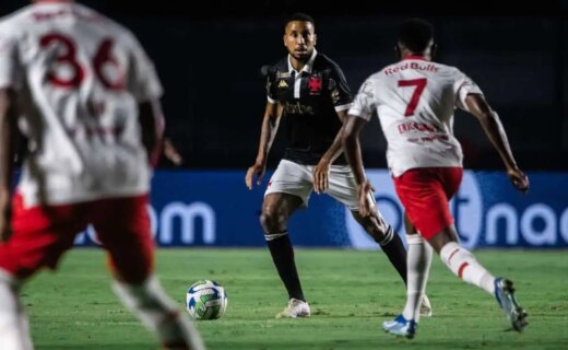 Jair durante jogo contra o Red Bull Bragantino