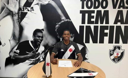 João Victor assinando contrato com o Vasco