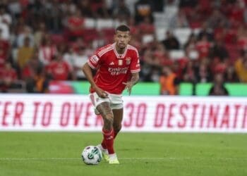 João Victor em campo pelo Benfica, de Portugal