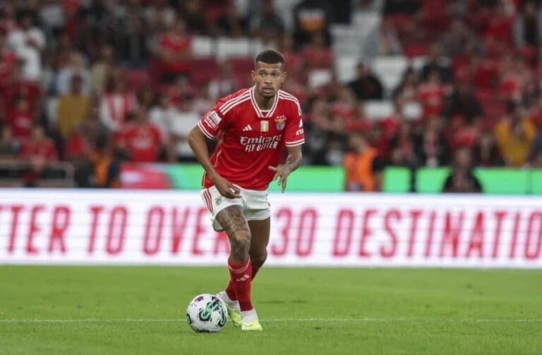 João Victor em campo pelo Benfica, de Portugal