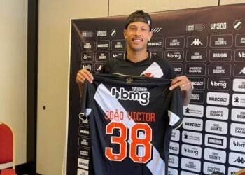 João Victor é apresentado no Vasco