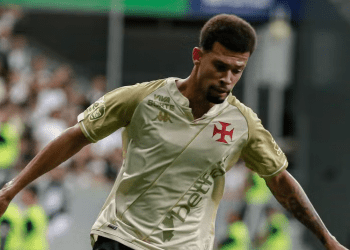 Cruzeiro apresenta oferta por João Victor; Vasco, inicialmente, não demonstra interesse em negociar.