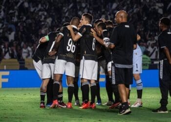 Jogadores do Vasco comemorando gol contra o Botafogo