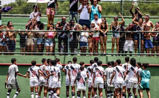Jogadores do Sub-13 comemoram vitória do Vasco