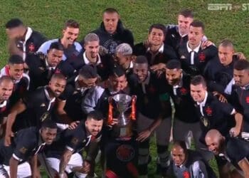 Jogadores do Vasco com o troféu Juan Ahuntchaín