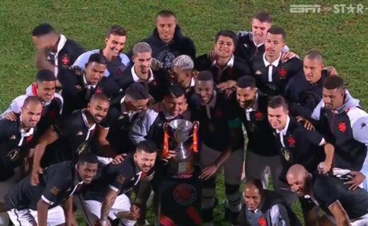 Jogadores do Vasco com o troféu Juan Ahuntchaín