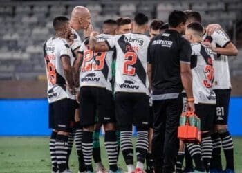 Jogadores do Vasco em jogo contra o Grêmio