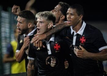 Orellano comemorando gol com companheiros