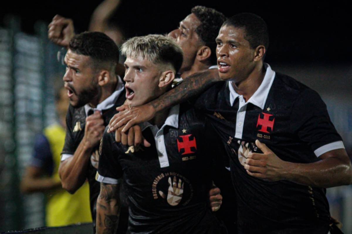 Orellano comemorando gol com companheiros