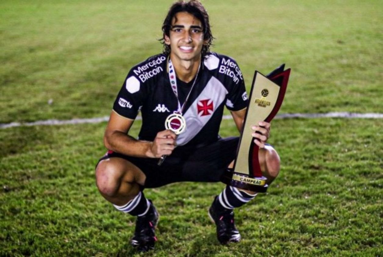 JP com o troféu da Copa Atlântico Sub-19
